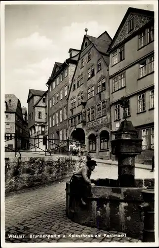 Ak Wetzlar an der Lahn, Brunnenpartie und Kaiserhaus am Kornmarkt