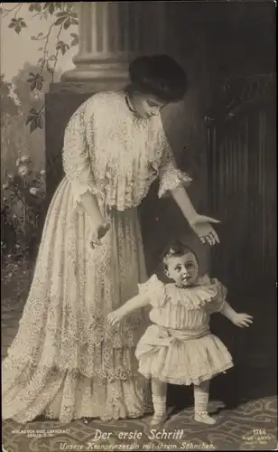 Ak Kronprinzessin Cecilie von Preußen mit Prinz Wilhelm, Der erste Schritt