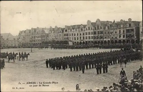 Ak Arras Pas de Calais, La Grande Place un jour de Revue