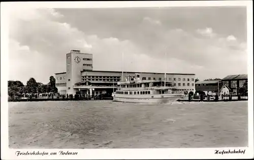 Ak Friedrichshafen am Bodensee, Hafenbahnhof, Blick über den See, Schiff