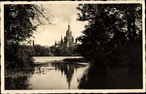 Ak Stralsund in Vorpommern, Marienkirche vom Knieperteich