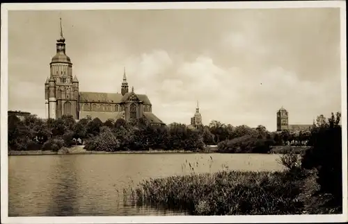 Ak Stralsund in Mecklenburg Vorpommern, Partie am Frankenteich, Marienkirche