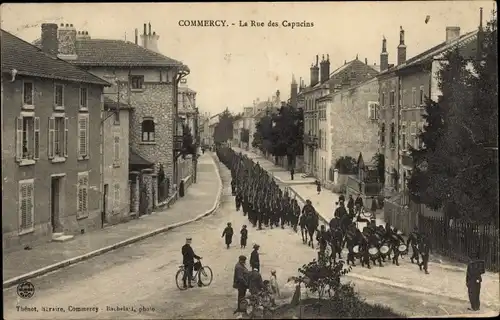 Ak Commercy Lothringen Meuse, Rue des Capucins, Soldats en marche
