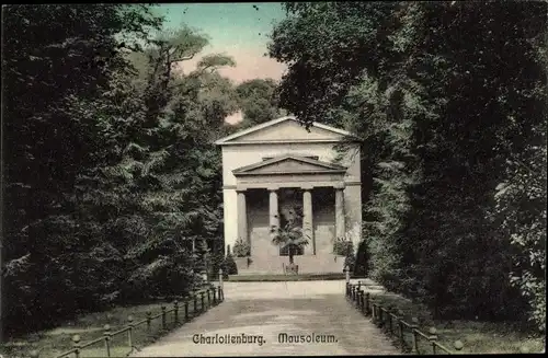 Ak Berlin Charlottenburg, Wegpartie mit Blick auf das Mausoleum
