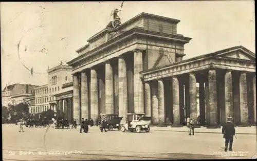 Foto Ak Berlin Mitte, Brandenburger Tor, Autos