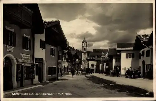 Ak Mittenwald in Oberbayern, Obermarkt mit Kirche, Auto