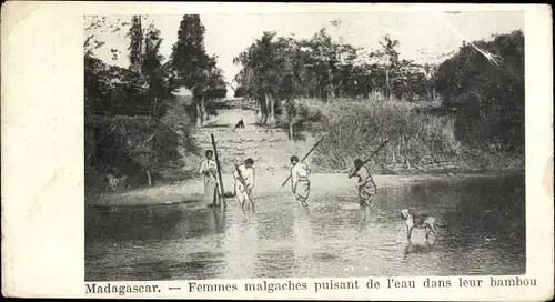 Ak Madagaskar, Femmes malgaches puisant de l'eau dans leur bambou