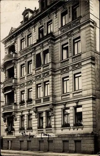 Foto Ak Leipzig in Sachsen, Straßenpartie mit Blick auf ein Wohnhaus