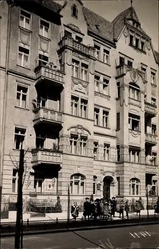 Foto Ak Berlin, Wohnhaus von der Straße gesehen, Kindergruppe, Anwohner