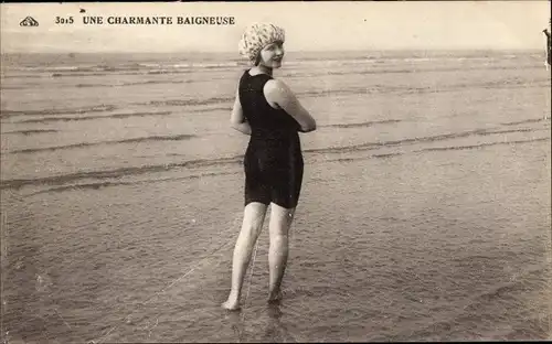 Ak Une Charmante Baigneuse, Frau im Badeanzug am Strand