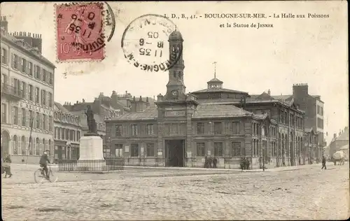 Ak Boulogne sur Mer Pas de Calais, La Halle aux Poissons et la Statue de Jenner