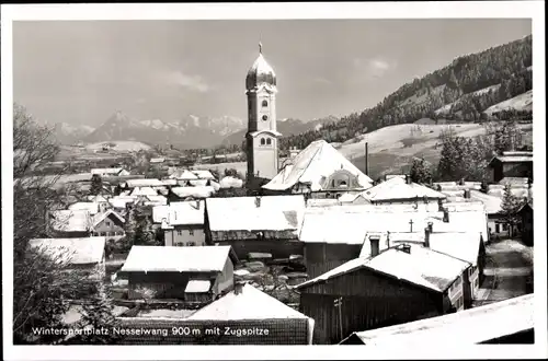 Ak Nesselwang im Allgäu, Teilansicht mit Kirche und Zugspitze, Winter