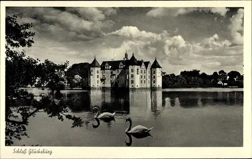 Ak Ostseebad Glücksburg, Schloss, Schwäne auf dem Wasser