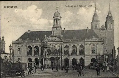 Ak Magdeburg an der Elbe, Rathaus und Johanniskirche, Straßenbahn, Passanten