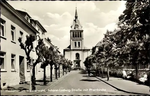 Ak Hadamar in Hessen, Johann-Ludwig-Straße mit Pfarrkirche, Straßenpartie