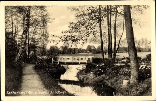 Ak Senftenberg in der Niederlausitz, Partie am Schlosswall, Brücke