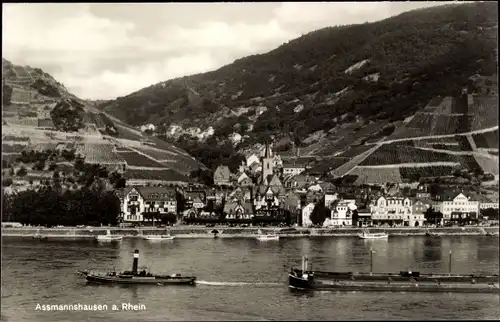 Ak Assmannshausen Rüdesheim am Rhein, Teilansicht der Stadt, Frachtschiff, Berge, Felder