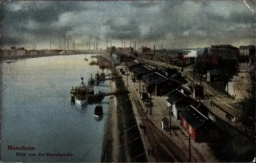 Ak Mannheim in Baden, Blick von der Rheinbrücke, Boote, Wohnhäuser