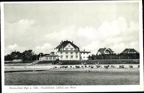 Ak Wyk auf Föhr Nordfriesland, Strandpartie mit Blick auf das Kinderheim "Schloß am Meer"