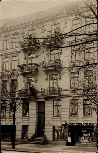 Foto Ak Berlin Mitte, Straßenpartie mit Wohnhaus und Zigarrenhandlung