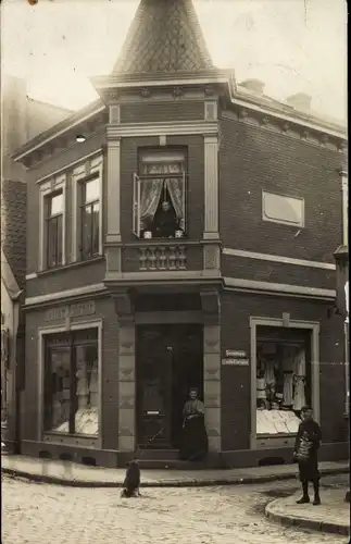 Foto Ak Delmenhorst in Oldenburg, Straßenpartie mit Wäschehandlung