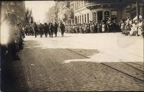 Foto Ak Mainz am Rhein, Revue du 14 Juillet 1924, französische Soldaten in der Stadt