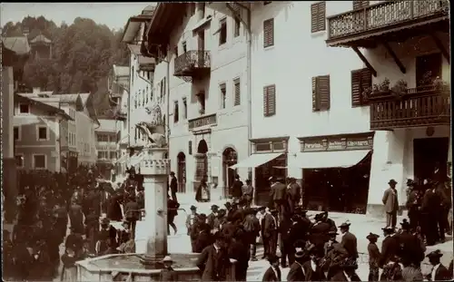 Foto Ak Berchtesgaden in Oberbayern, Brunnen, Marktplatz