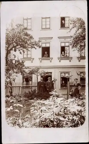 Foto Ak Coburg in Oberfranken, Blick auf ein Wohnhaus, Garten, Personen