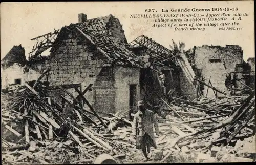 Ak Neuville Saint Vaast Pas de Calais, Aspect d'un coin du village apres la victoire francaise