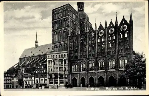 Ak Stralsund in Mecklenburg Vorpommern, Seitenblick auf Rathaus mit Nicolaikirche