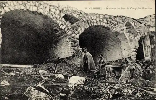 Ak Saint Mihiel Meuse, Interieur du Fort du Camp des Romains, apres Bombardement