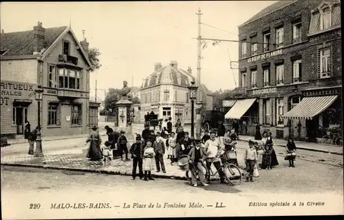 Ak Malo les Bains Nord, La Place de la Fontaine Malo, Passanten