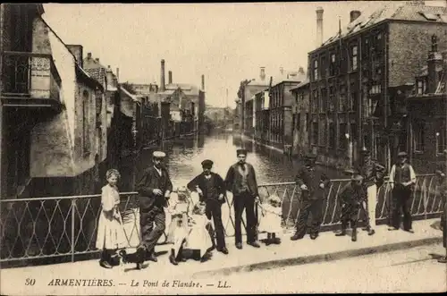 Ak Armentières Nord, Le Pont de Flandre, Passanten