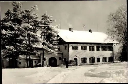 Ak Moosrain Gmund am Tegernsee, Gästehaus "Bei Uns", Gesamtansicht, Winteridyll
