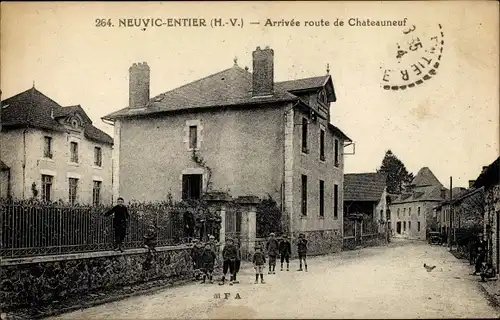 Ak Neuvic-Entier Haute Vienne, Arrivée route de Chateauneuf, Straßenpartie, Kinder