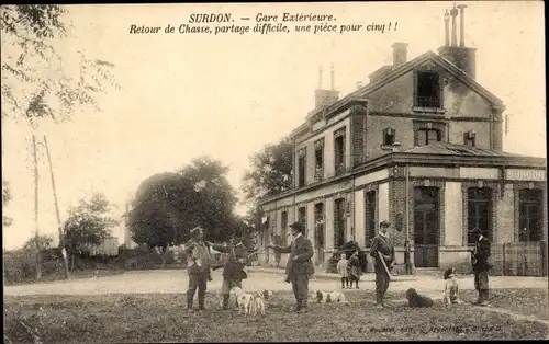 Ak Surdon Orne, Gare Exterieure, Retour de Chasse, Jagd