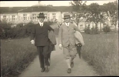 Foto Ak Bad Kissingen Unterfranken Bayern, Zwei Herren im Anzug