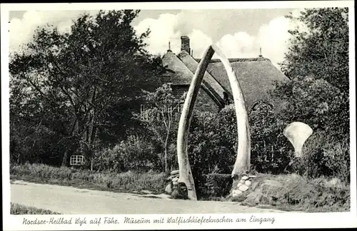 Ak Wyk auf Föhr Nordfriesland, Museum mit Walfischkieferknochen am Eingang