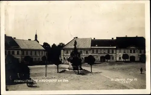 Ak Doksy Hirschberg am See Reg. Reichenberg, Marktplatz, Denkmal