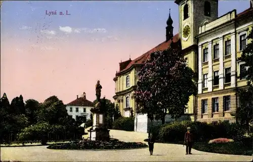 Ak Lysá nad Labem Lissa an der Elbe Mittelböhmen, Partie im Park, Denkmal