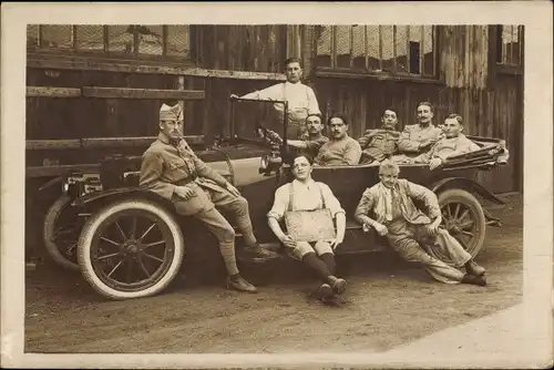 Foto Ak Französische Soldaten in Uniform, Automobil