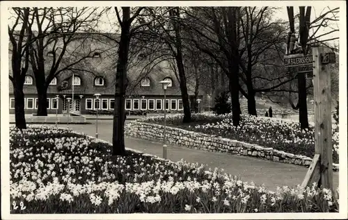 Foto Ak Hamburg, Gartenanlagen, Blumen, Villa