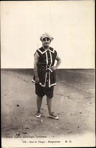 Ak Frau im Badeanzug am Strand