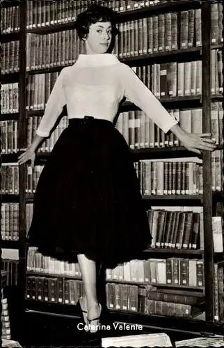 Ak Schauspielerin und Sängerin Caterina Valente, Portrait vor Bücherregal