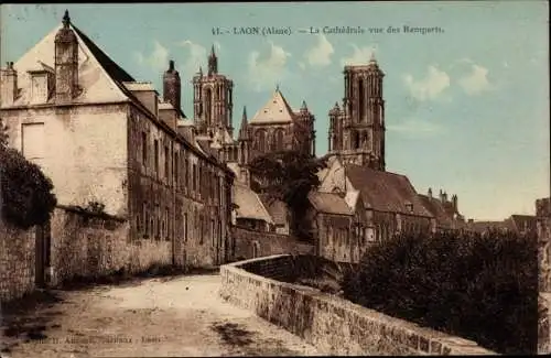 Ak Laon Aisne, La Cathedrale, vue des Remparts