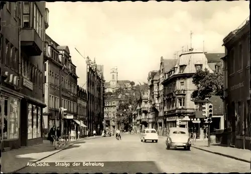 Ak Aue im Erzgebirge Sachsen, Straße der Befreiung, Hotel, Ampel, Passanten