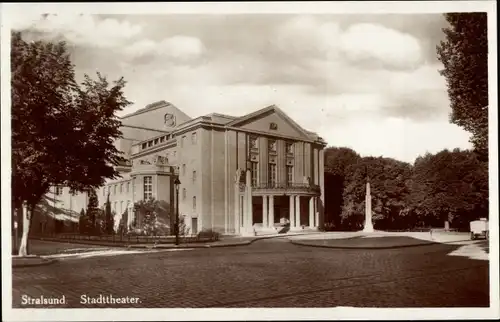 Ak Stralsund in Mecklenburg Vorpommern, Straßenpartie mit Blick auf das Stadttheater