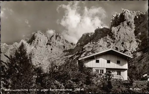 Ak Mittenwald in Oberbayern, Mittenwalderhütte am Karwendel gegen Karwendelspitzen