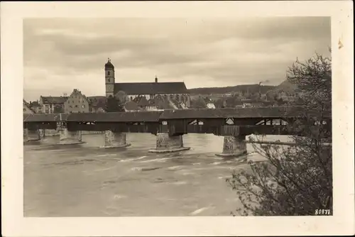 Ak Bad Säckingen am Hochrhein, überdachte Brücke zum Ort