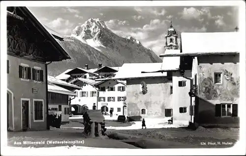 Ak Mittenwald in Oberbayern, Dorfpartie, Winter, Wettersteingebirge